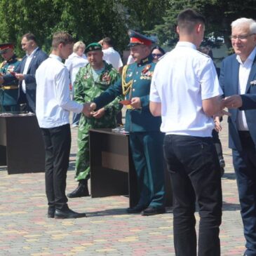 В МИНЕРАЛЬНЫХ ВОДАХ НАГРАДИЛИ УЧАСТНИКОВ ПАРАДА ПОБЕДЫ