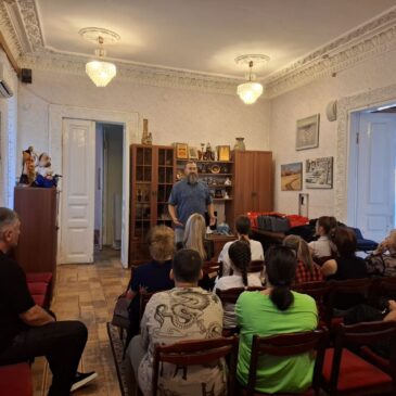 РУКОВОДИТЕЛЬ ПЯТИГОРСКОГО ОТДЕЛЕНИЯ «БОЕВОГО БРАТСТВА» ПРИНЯЛА УЧАСТИЕ ВО ВРУЧЕНИИ КАНЦЕЛЯРСКИХ НАБОРОВ