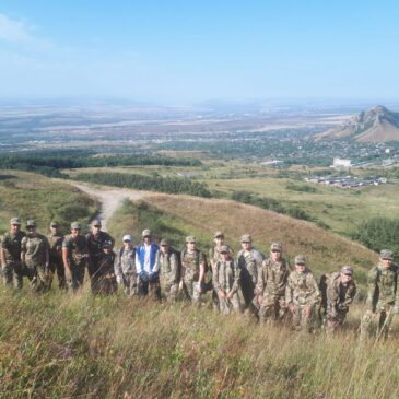 КУРСАНТЫ ВПК «ПЕРНАЧ» ПОДНЯЛИСЬ НА ВЕРШИНУ ГОРЫ ЛОХМАТОЙ