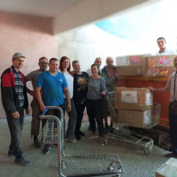 АКТИВИСТ «БОЕВОГО БРАТСТВА» ВРУЧИЛ ГУМАНИТАРНУЮ ПОМОЩЬ ЖИТЕЛЯМ НОВОЙ КАХОВКИ