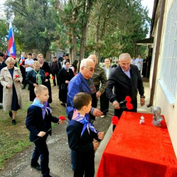 В ПОСЕЛКЕ МИРНОМ КУРСКОГО ОКРУГА ОТКРЫЛИ МЕМОРИАЛЬНУЮ ДОСКУ ГЕРОЯ СОВЕТСКОГО СОЮЗА ЮРИЯ АЛЕКСЕЕВИЧА ГАГАРИНА