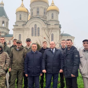 В СЕЛЕ АЛЕКСАНДРОВСКОМ ВЫСАДИЛИ ДЕРЕВЬЯ В ПАМЯТЬ О ПСКОВСКИХ ДЕСАНТНИКАХ