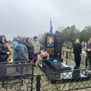 ЧЛЕН КУРСКОГО ОТДЕЛЕНИЯ «БОЕВОГО БРАТСТВА» ВОЗЛОЖИЛ ЦВЕТЫ К ПАМЯТНИКАМ ЗЕМЛЯКАМ