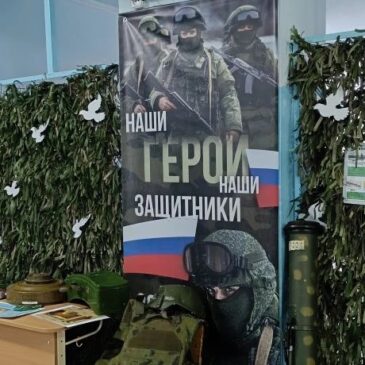 ПРИ УЧАСТИИ РУКОВОДИТЕЛЯ ПЕТРОВСКОГО ОТДЕЛЕНИЯ «БОЕВОГО БРАТСТВА» В ШКОЛЕ ПОСЕЛКА ТЕРСКОГО СОСТОЯЛАСЬ ВЫСТАВКА