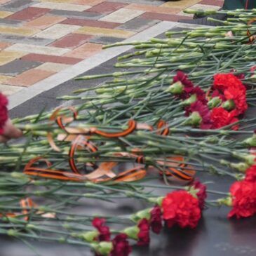 ЧЛЕНЫ «БОЕВОГО БРАТСТВА» ВОЗЛОЖИЛИ ЦВЕТЫ К ПАМЯТНИКУ УЧАСТНИКАМ СВО