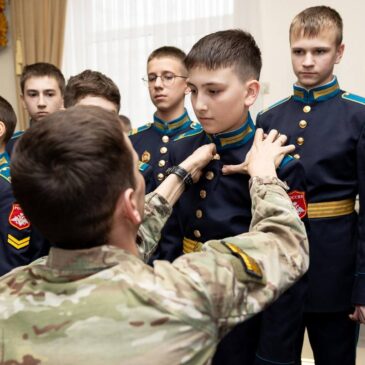 АКТИВИСТ «БОЕВОГО БРАТСТВА» ВРУЧИЛ ЗНАЧКИ ДВИЖЕНИЯ ПЕРВЫХ СТАВРОПОЛЬСКИМ КАДЕТАМ