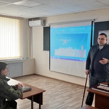 РУКОВОДИТЕЛЬ ПЕТРОВСКОГО ОТДЕЛЕНИЯ «БОЕВОГО БРАТСТВА» РАССКАЗАЛ СТУДЕНТАМ О ВОЙСКАХ БЕСПИЛОТНЫХ СИСТЕМ РФ